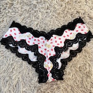 NWT VTG Victoria’s Secret Cheeky red lip/kiss print, gold foil "Love" Small